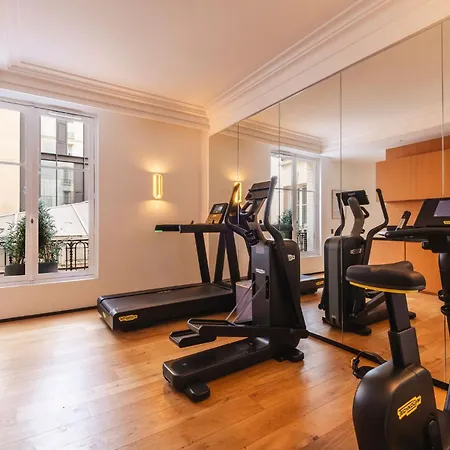 호텔 Vernet Champs Elysees 5*
